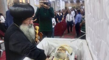 البابا تواضروس يعزي كنيسة العذراء مهمشة في رحيل القمص إبرام ناشد| صور