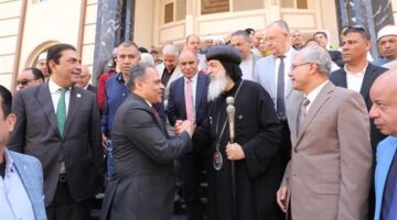 محافظ الشرقية يزور مطرانية فاقوس لتهنئة الأخوة المسيحيين بعيد القيامة.. صور