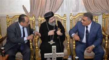 محافظ الدقهلية يرافقه مدير الأمن يقدمان التهنئة بعيد القيامة المجيد للأخوة المسيحيين بكنائس المنصورة