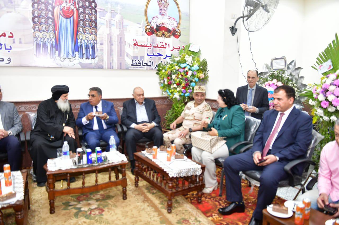 قد تكون صورة ٨ أشخاص، ومِنبر وتحتوي على النص 'با و ير لقد القديسة يسة ير يرحب برالمحافظ'