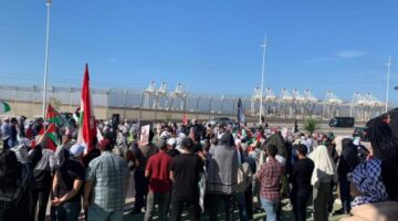 تظاهرة في المغرب ضد سفينة يشتبه بأنها “تنقل قطع غيار طائرات حربية” إلى إسرائيل