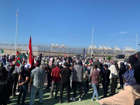 تظاهرة في المغرب ضد سفينة يشتبه بأنها “تنقل قطع غيار طائرات حربية” إلى إسرائيل تظاهرة في المغرب ضد سفينة يشتبه بأنها “تنقل قطع غيار طائرات حربية” إلى إسرائيل