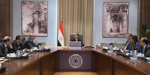 رئيس الوزراء يناقش مقترحا بشأن إشراك القطاع الخاص في إدارة وتشغيل المدارس الفنية الزراعية رئيس الوزراء يناقش مقترحا بشأن إشراك القطاع الخاص في إدارة وتشغيل المدارس الفنية الزراعية