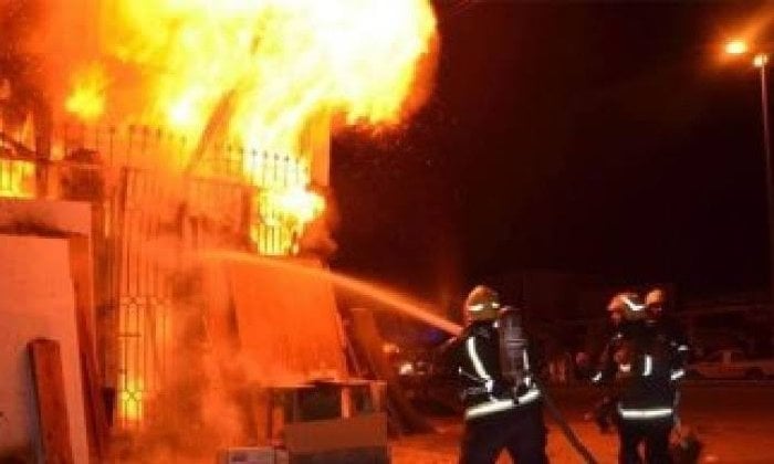 بدون إصابات.. النيران تلتهم جراج سيارات في المعادي