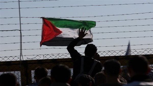 إسرائيل تدرس إعادة اعتقال الأسرى المحررين للضغط على حماس