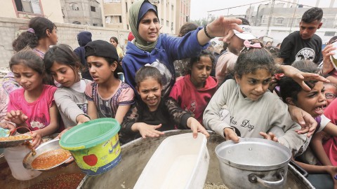 فلسطين تطالب بتحرك دولي لمواجهة خطر المجاعة بغزة وفتح المعابر فلسطين تطالب بتحرك دولي لمواجهة خطر المجاعة بغزة وفتح المعابر