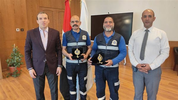 رئيس "الإسعاف" يكرم أبطال واقعة رد أمانات مالية بـ 6.5 مليون جنيه بالمنيا رئيس "الإسعاف" يكرم أبطال واقعة رد أمانات مالية بـ 6.5 مليون جنيه بالمنيا