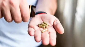 خبراء الصحة يحذرون: مكملات طبيعية شائعة لا تفيد الرجال في منتصف العمر