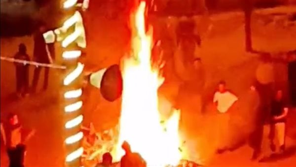 شباب يشعلون النيران في “اللنبي” بالإسماعيلية تزامنًا مع احتفالات شم النسيم.. والأمن يتدخل شباب يشعلون النيران في “اللنبي” بالإسماعيلية تزامنًا مع احتفالات شم النسيم.. والأمن يتدخل