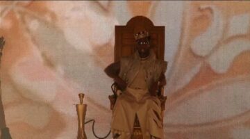 بعد جدل إطلالته السابقة.. محمد رمضان بالتاج والشيشة ويقلد السادات في حفله بـ أمريكا | صور