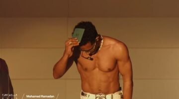 محمد رمضان يقبّل الباسبور المصري ويضعه على رأسه خلال حفله بـ أمريكا | صور