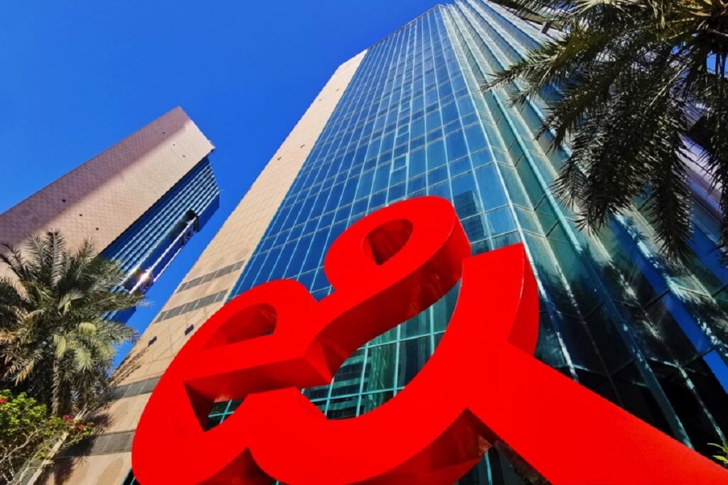 أليس والتون أغنى امرأة في العالم 2025.. أين تنفق ثروتها؟