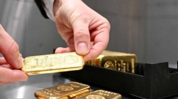 الذهب يقفز إلى مستويات تاريخية وسط تراجع الدولار ومخاوف الركود العالمي