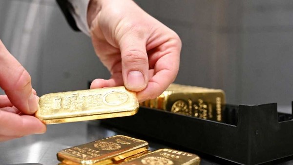 الذهب يقفز إلى مستويات تاريخية وسط تراجع الدولار ومخاوف الركود العالمي الذهب يقفز إلى مستويات تاريخية وسط تراجع الدولار ومخاوف الركود العالمي