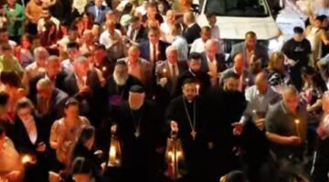 النور المقدس يشع من القبر الفارغ: برهان حي على غلبة الموت