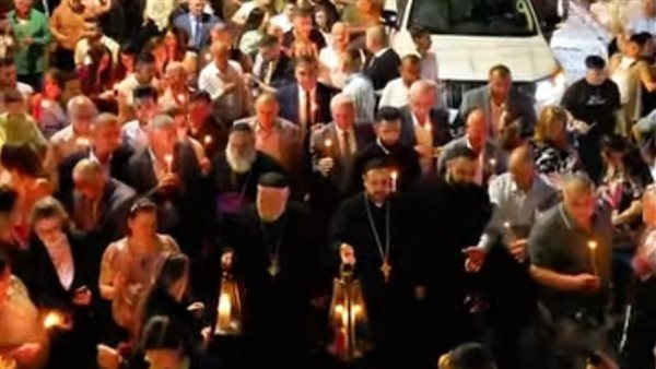 النور المقدس يشع من القبر الفارغ: برهان حي على غلبة الموت النور المقدس يشع من القبر الفارغ: برهان حي على غلبة الموت