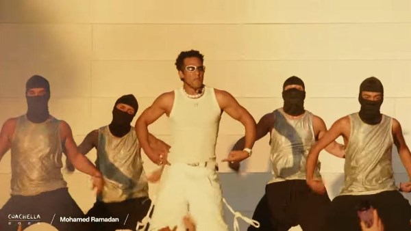 رد فعل محمد رمضان بعد إلقاء معجب الباسبور المصري عليه رد فعل محمد رمضان بعد إلقاء معجب الباسبور المصري عليه