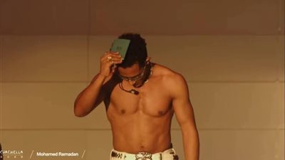 في حفلة كوتشيلا.. معجب يرمي باسبور مصري على المسرح ورد فعل مثير من محمد رمضان في حفلة كوتشيلا.. معجب يرمي باسبور مصري على المسرح ورد فعل مثير من محمد رمضان