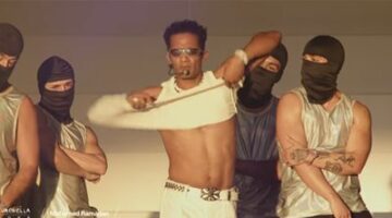 شرب شيشة وخلع ملابسه على المسرح.. أبرز لقطات حفل محمد رمضان في كوتشيلا