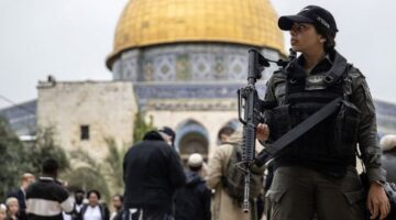 إسرائيل تبعد وزير شؤون القدس الفلسطيني عن الضفة لمدة 6 أشهر