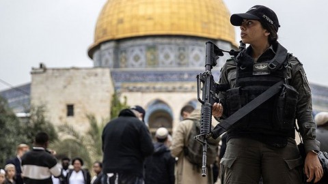 إسرائيل تبعد وزير شؤون القدس الفلسطيني عن الضفة لمدة 6 أشهر إسرائيل تبعد وزير شؤون القدس الفلسطيني عن الضفة لمدة 6 أشهر