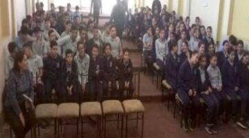 للتوعية بمخاطر المخدرات.. رجال الشرطة يعقدون لقاءات مع طلبة المدارس.. صور