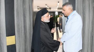 محافظ أسوان يقدم العزاء فى وفاة بابا الفاتيكان لمطران إيبارشية طيبة