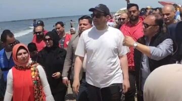 شواطئ مجانية برأس البر| شاهد.. محافظ دمياط يلتقط السلفي مع المواطنين