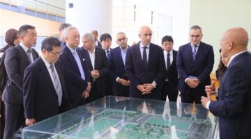 وزير التربية والتعليم يصطحب وفدا يابانيا في زيارة لمركز تمكين ذوي الاحتياجات