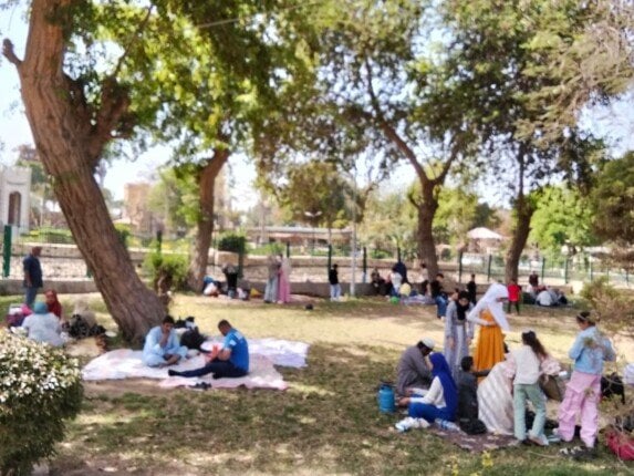 حدائق القناطر الخيرية تستقبل مئات المواطنين في احتفالات شم النسيم وأعياد الربيع حدائق القناطر الخيرية تستقبل مئات المواطنين في احتفالات شم النسيم وأعياد الربيع
