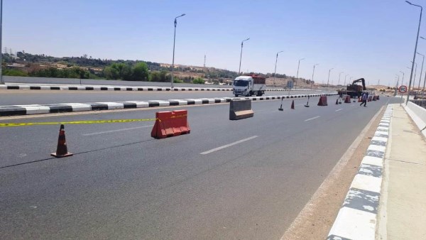 أمان وانسيابية.. تركيب الفواصل الدائمة بمحور وكوبرى بديل خزان أسوان أمان وانسيابية.. تركيب الفواصل الدائمة بمحور وكوبرى بديل خزان أسوان