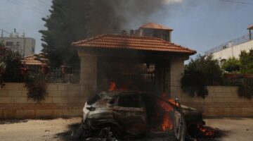 مستوطنون يهاجمون بلدة فلسطينية ويحرقون بيتا وسط الضفة الغربية