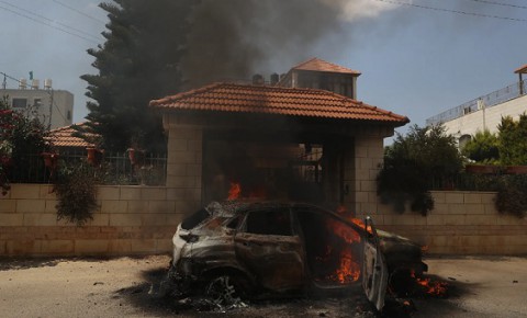 مستوطنون يهاجمون بلدة فلسطينية ويحرقون بيتا وسط الضفة الغربية مستوطنون يهاجمون بلدة فلسطينية ويحرقون بيتا وسط الضفة الغربية