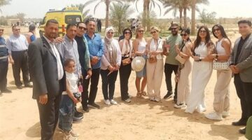 تقديم الورود للزائرين والسياح خلال احتفالات شم النسيم بالفيوم
