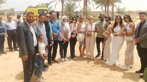 تقديم الورود للزائرين والسياح خلال احتفالات شم النسيم بالفيوم تقديم الورود للزائرين والسياح خلال احتفالات شم النسيم بالفيوم