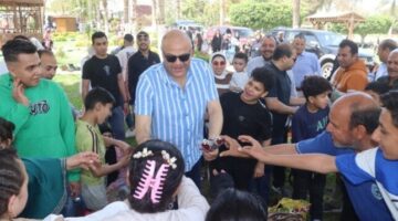 محافظ القليوبية يتفقد حدائق القناطر الخيرية ويشارك المواطنين فرحة عيد شم النسيم