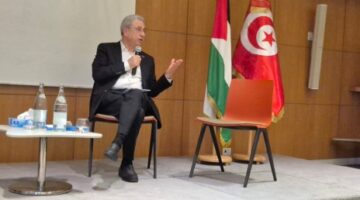 مصطفى البرغوثي لـ”رأي اليوم”: ليس هناك بطولة في العالم تعادل بطولة أهل غزة ومن يشككون في المقاومة يحاولون التغطية على جبنهم.. 90 ألف طن من المتفجرات استهدفت القطاع  بمعدل 45 ألف كلغ لكل مواطن.. لم نطلب تحرك الجيوش العربية ولكن نطلب وقف التطبيع