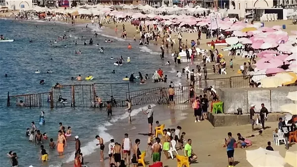 اقبال المواطنين على الشواطئ للاستمتاع بشم النسيم بالاسكندرية اقبال المواطنين على الشواطئ للاستمتاع بشم النسيم بالاسكندرية