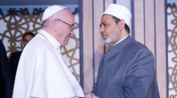 مشيدا بموقفه من العدوان على غزة.. شيخ الأزهر ينعى بابا الفاتيكان