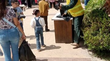 محافظة الجيزة توزّع أكياسًا بلاستيكية مجانًا على روّاد الحدائق والمتنزهات لجمع المخلفات