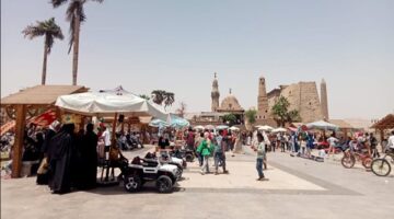 صور| عشرات الأسر تحتفل بشم النسيم بساحة أبو الحجاج بالأقصر