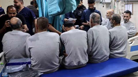 إسرائيل تفرج عن 10 أسرى فلسطينيين من غزة ونقلهم إلى “مستشفى شهداء الأقصى” وسط القطاع.. تعرضوا لتعذيب إسرائيلي وتجويع ممنهج داخل السجون الإسرائيلي.. ودعوات لتحرك دولي إسرائيل تفرج عن 10 أسرى فلسطينيين من غزة ونقلهم إلى “مستشفى شهداء الأقصى” وسط القطاع.. تعرضوا لتعذيب إسرائيلي وتجويع ممنهج داخل السجون الإسرائيلي.. ودعوات لتحرك دولي