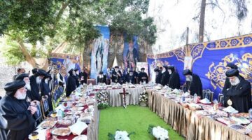 البابا تواضروس يلتقي أحبار الكنيسة على مائدة إفطار شم النسيم في دير السريان