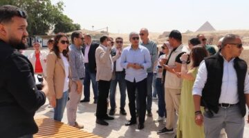نائب محافظ الجيزة ترافق وزير السياحة خلال تفقده سير العمل بالمنطقة الأثرية للأهرامات