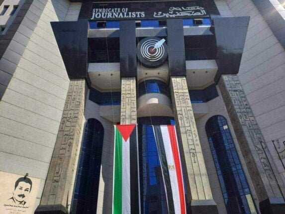 نقابة الصحفيين: إجراءات قانونية ضد المعتدين على المصورين في جنازة الفنان سليمان عيد نقابة الصحفيين: إجراءات قانونية ضد المعتدين على المصورين في جنازة الفنان سليمان عيد