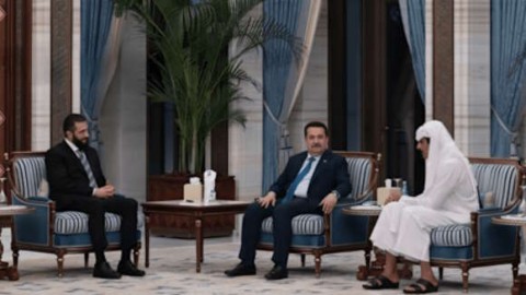 لماذا ترفض “القوى الشيعية” زيارة “الشرع” للعراق وهل يتمسّك “الجولاني” بدعوته لحُضور القمّة العربية لمُناكفتها؟.. مُذكّرة لاعتقاله فمن يمنع “الغاضبين” من استهدافه؟ ولقاء جمعه مع السوداني برعاية قطر ترك أثره السلبي كيف؟ لماذا ترفض “القوى الشيعية” زيارة “الشرع” للعراق وهل يتمسّك “الجولاني” بدعوته لحُضور القمّة العربية لمُناكفتها؟.. مُذكّرة لاعتقاله فمن يمنع “الغاضبين” من استهدافه؟ ولقاء جمعه مع السوداني برعاية قطر ترك أثره السلبي كيف؟