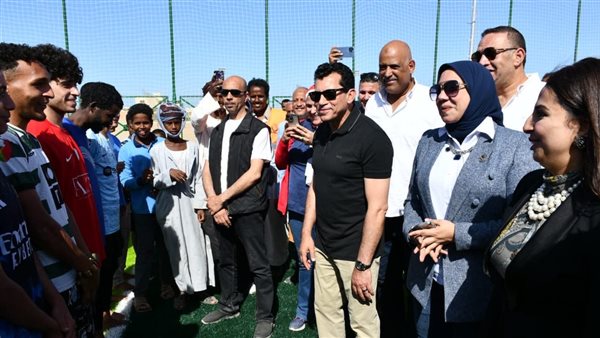 وزير الرياضة يفتتح أعمال تطوير الملعب الخماسي بمركز شباب شلاتين وزير الرياضة يفتتح أعمال تطوير الملعب الخماسي بمركز شباب شلاتين