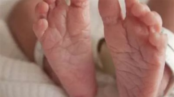 خنقتها وألقتها في صندوق قمامة.. ضبط سيدة بتهمة التخلص من رضيعتها بقنا