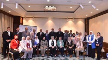خلال فعاليات مؤتمر العمل العربي .."جبران" يلتقط صورة تذكارية مع فريق عمل الوزارة