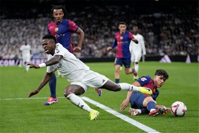 قرار جديد يشعل كلاسيكو ريال مدريد وبرشلونة في نهائي كأس ملك إسبانيا قرار جديد يشعل كلاسيكو ريال مدريد وبرشلونة في نهائي كأس ملك إسبانيا